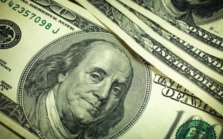 Precio del dólar hoy: Peso cae ante menor apetito por el riesgo