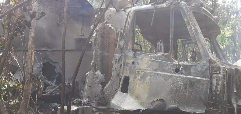 ARDE EN LLAMAS UN TRÁILER QUE CIRCULABA EN EL TRAMO SAN LUIS – POLYUC, EN FELIPE CARRILLO PUERTO