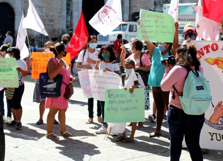 Nuevo plantón de antorchistas en la Plaza Grande por falta de regularización