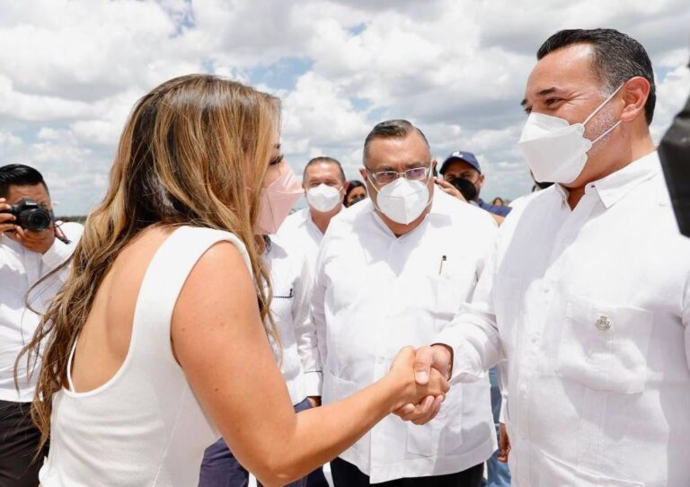 Renán Barrera da la bienvenida a los pasajeros del vuelo inaugural Mérida – Guatemala