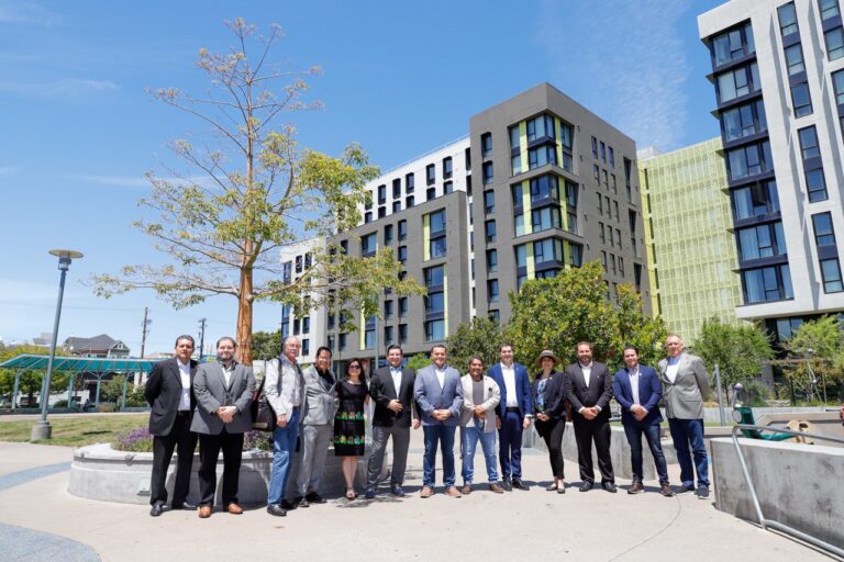 Renán Barrera trabaja para mejorar la calidad de vida de la comunidad maya radicada en Estados Unidos