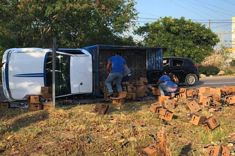 Camión sufre volcadura con 200 cartones de cerveza en el Periférico de Mérida
