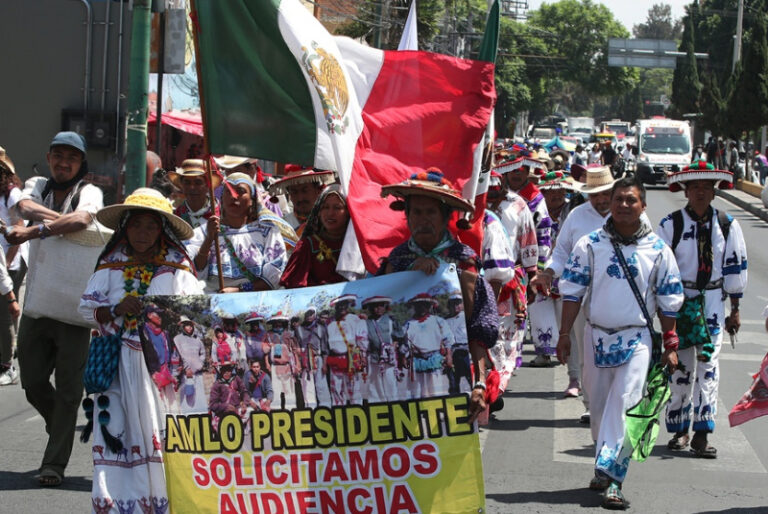 AMLO ofrece resolver conflicto agrario de la comunidad wixárika