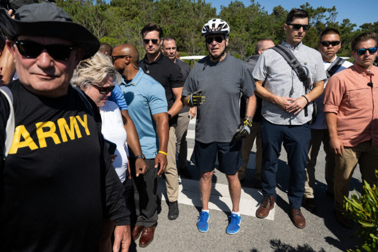 Joe Biden sufre caída al tratar de bajarse de bicicleta