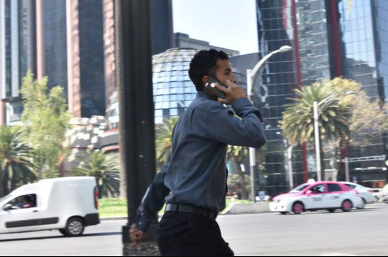 ¿Es cierto que la ola de calor acaba con la batería de tu celular? ¿Cómo solucionarlo?