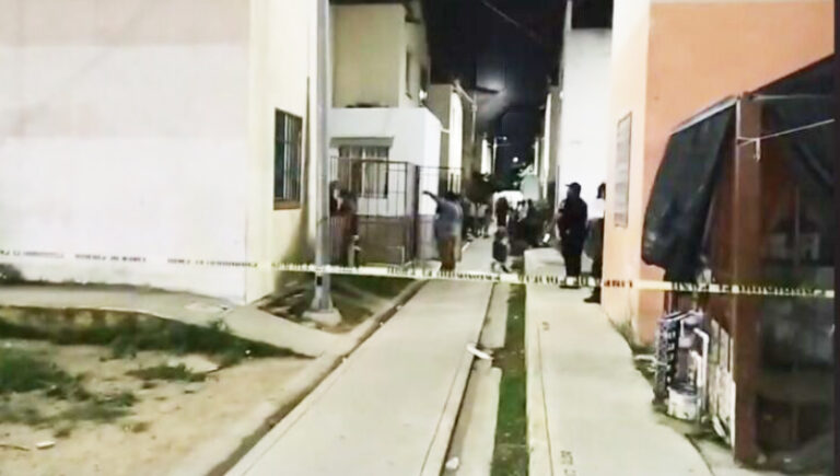 Balean fachada de vivienda en el fraccionamiento Villas Otoch Paraíso de Cancún