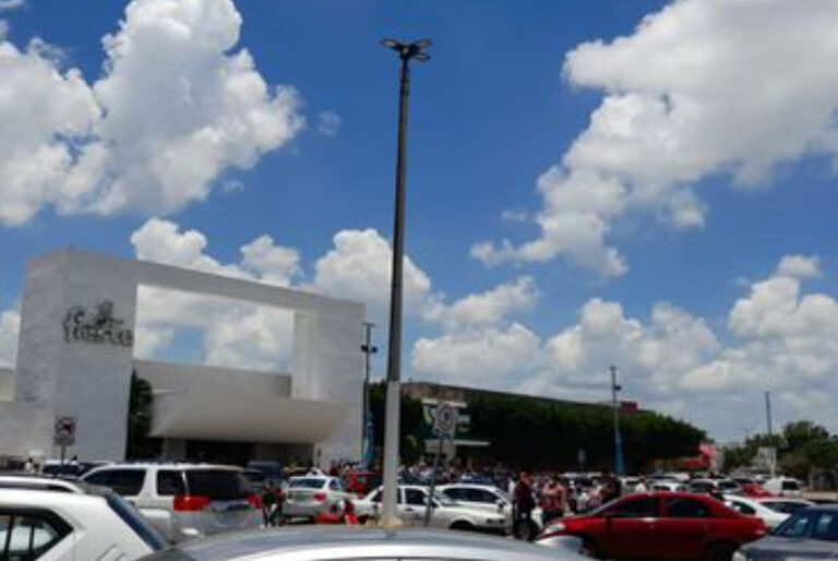 Evacúan Plaza Fiesta por presunta explosión del tanque de gas