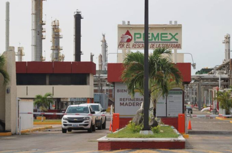 Reportan incendio en la refinería Madero de Pemex a causa de un rayo; habría un trabajador muerto