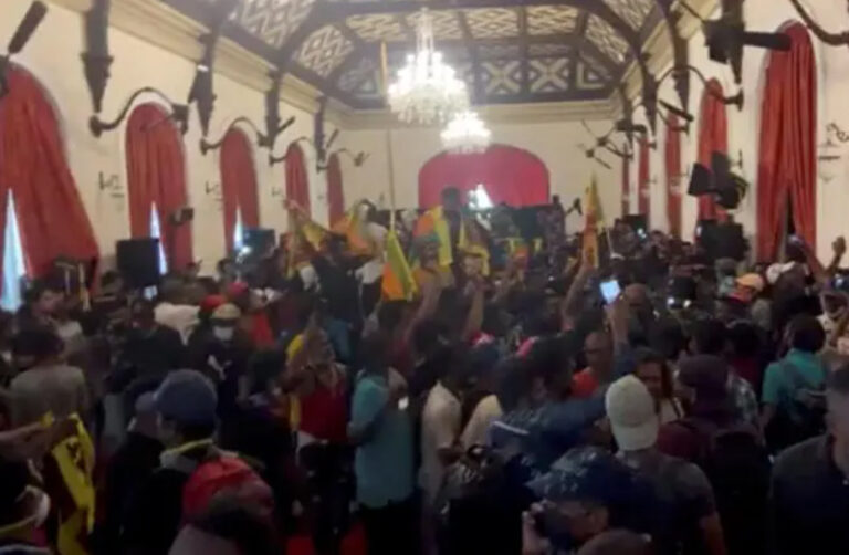 Líder de Sri Lanka acepta renunciar y los manifestantes celebran en las calles