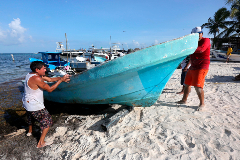 Anuncian cierre de puertos en Yucatán por Onda Tropical número 23