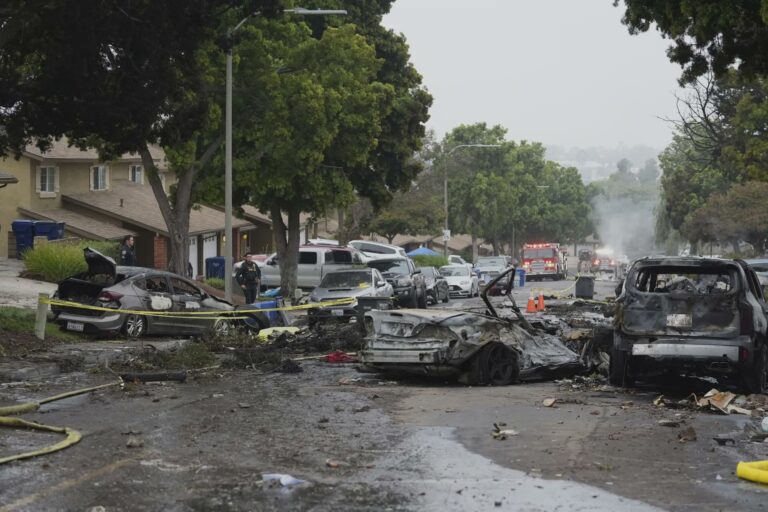 Avioneta cae en vecindario de San Diego y deja dos muertos y ocho heridos
