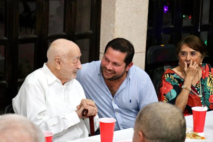 Jorge Díaz Loeza celebra al decano Francisco