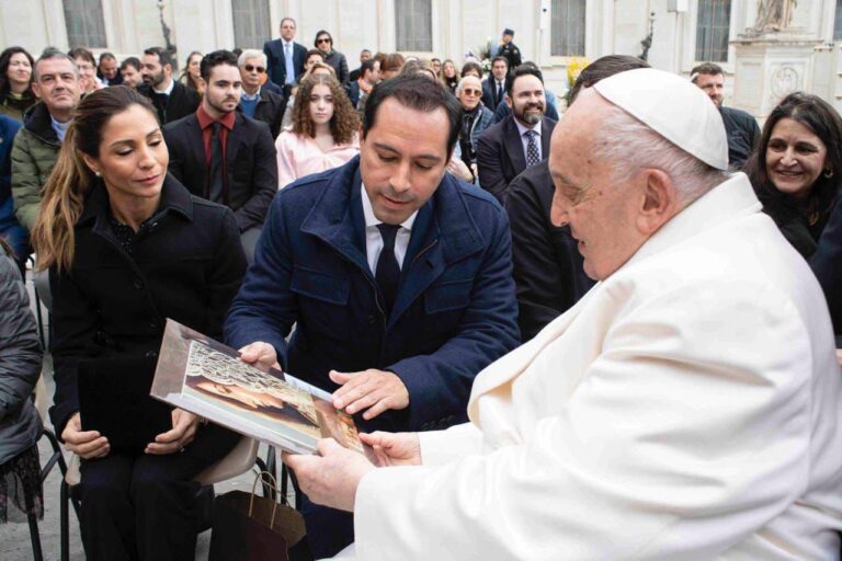 Mauricio Vilal sostiene encuentro con el Papa Francisco en El Vaticano
