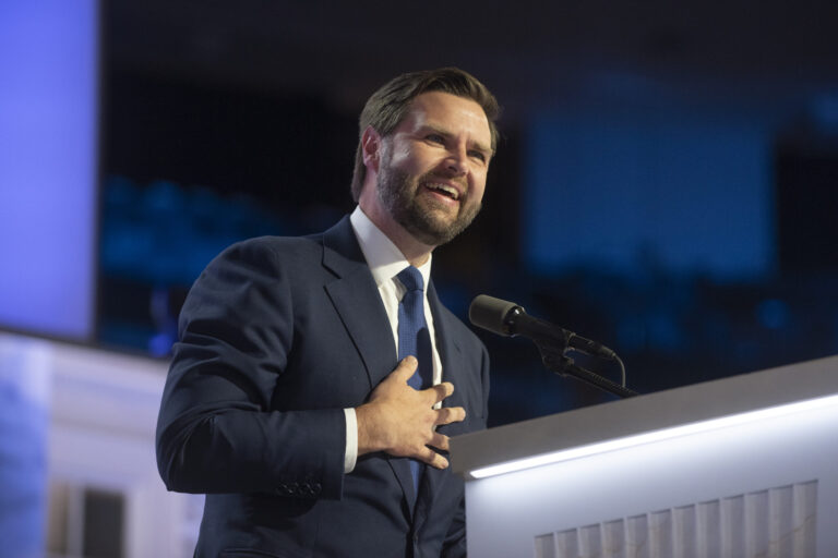 “Cómo JD Vance Pasó de Medio América a la Vicepresidencia”