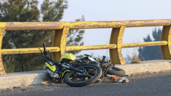 Motociclista Cae de Puente
