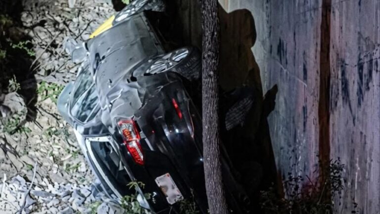 Auto cae del puente del Periférico tras presunta fuga de alcoholímetro en Mérida