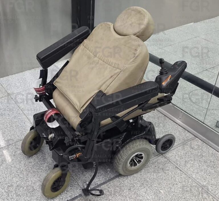 Detienen a hombre que ocultaba ocho kilos de cocaína en una silla de ruedas en el AICM