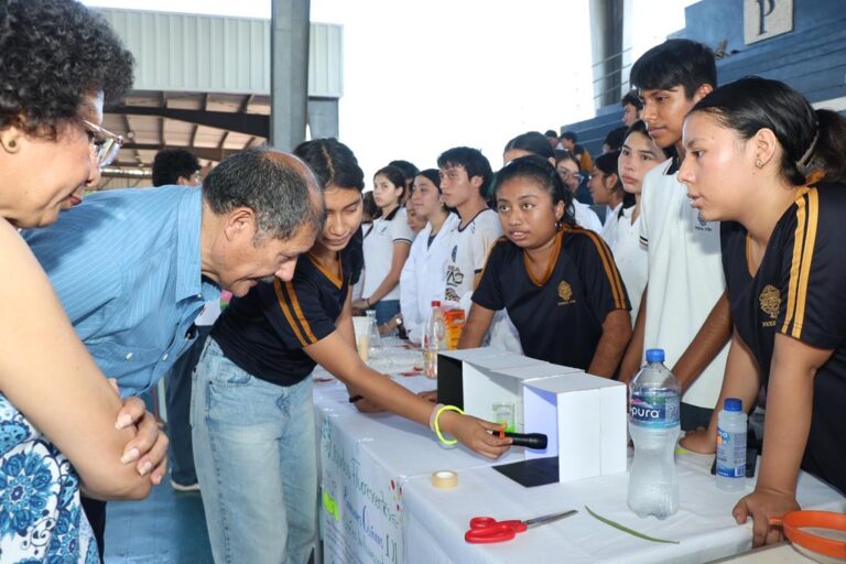 Jóvenes de la UADY convierten la ciencia en experiencias vivas durante feria académica
