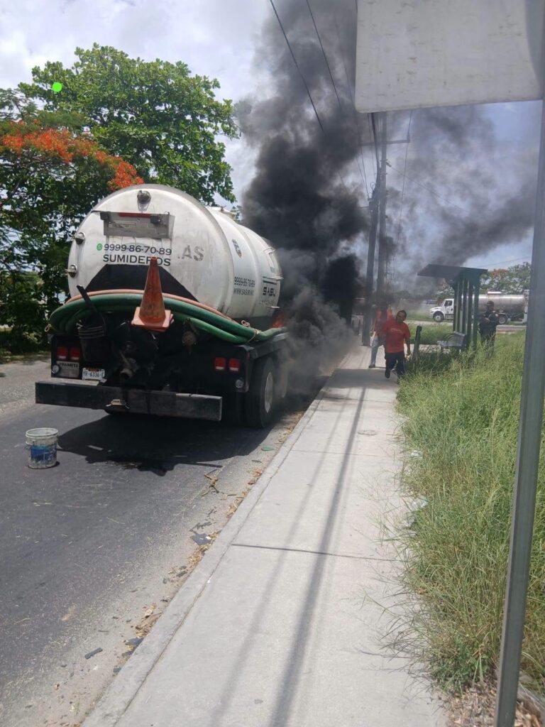 Bomberos de la SSP controlan conato de incendio en pipa sobre el Periférico de Mérida