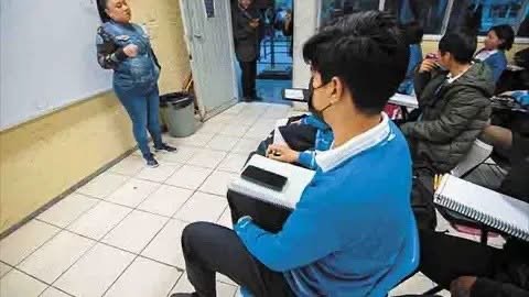 Once estados de México endurecen reglas para el uso de celulares en las escuelas