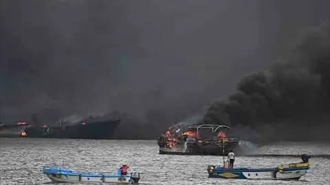 Voraz incendio consume decenas de embarcaciones en puerto pesquero de Ecuador