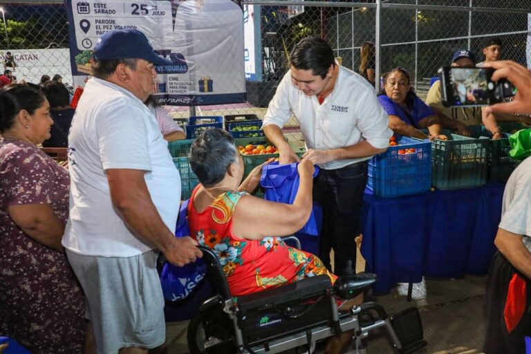“Cine en tu colonia” reúne a decenas de familias con funciones gratuitas y apoyo alimentario en Mérida