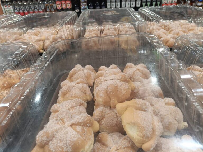 El pan de muerto se adelanta en Mérida y divide opiniones entre los consumidores